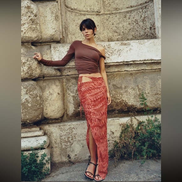 Zara Dresses & Skirts - Zara side slit cut out printed skirt with side tie